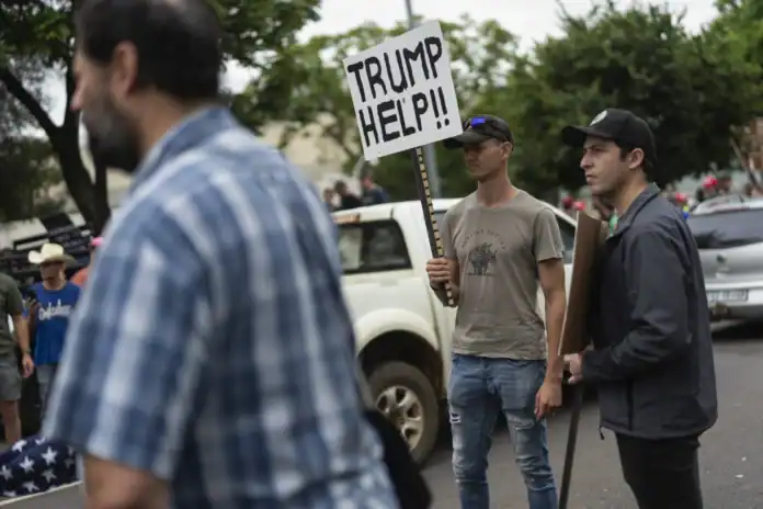 Trump tiếp nhận người Nam Phi da trắng làm người tị nạn