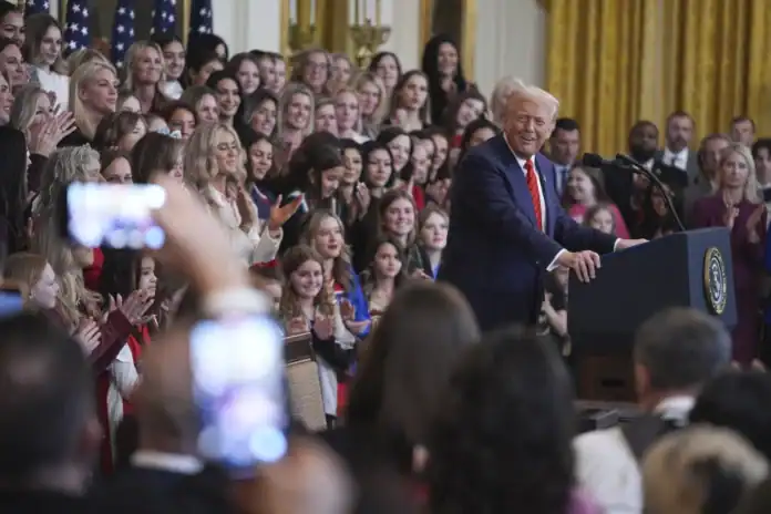 Vấn đề người chuyển giới trở thành lợi thế chính trị cho Trump, theo khảo sát AP-NORC